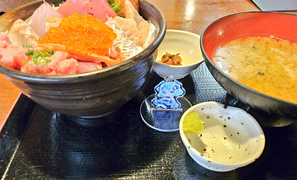 Anakumagame's tweet photo. 海鮮丼とつい頼んでしまったカニクリームコロッケ🐟🦀
まぐろユッケも気になったけどお魚にこだわってそうなお店だったのでなんだかもったいない気がして頼めなかったw

丼の半分が海鮮で満足感ハンパねぇ

#古瀬アオイ
#まこふる 
#アオイおなかがすきました https://t.co/utPpnTIFkn