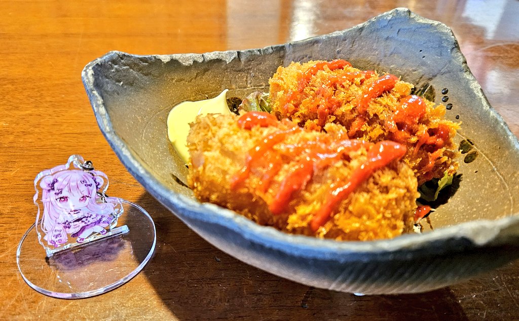 Anakumagame's tweet photo. 海鮮丼とつい頼んでしまったカニクリームコロッケ🐟🦀
まぐろユッケも気になったけどお魚にこだわってそうなお店だったのでなんだかもったいない気がして頼めなかったw

丼の半分が海鮮で満足感ハンパねぇ

#古瀬アオイ
#まこふる 
#アオイおなかがすきました https://t.co/utPpnTIFkn