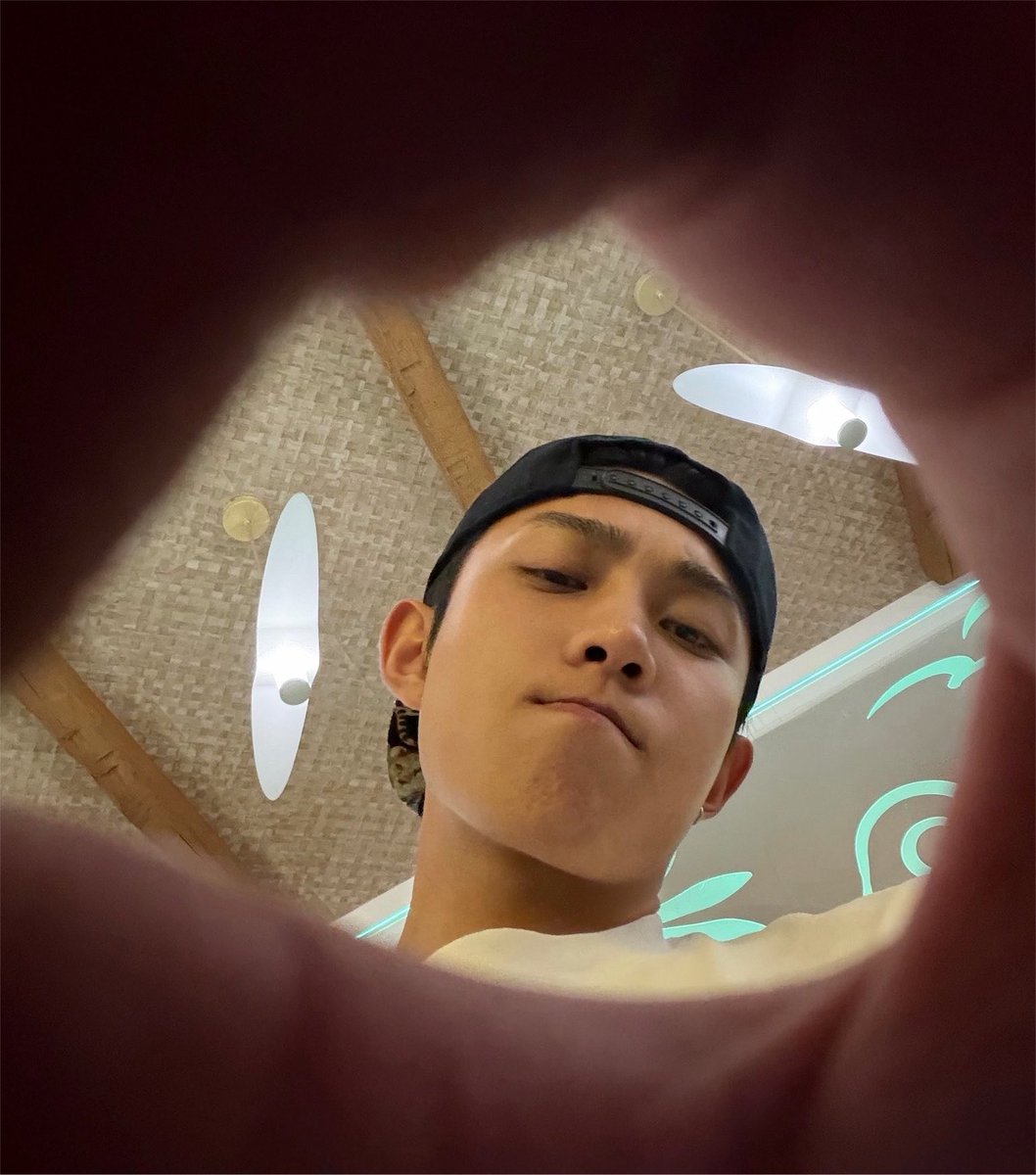 keonhohyul's tweet photo. apasih maksud dan tujuan beliau foto dari angle bawah begini…??? 😆😅 https://t.co/B7pCC8FeuQ