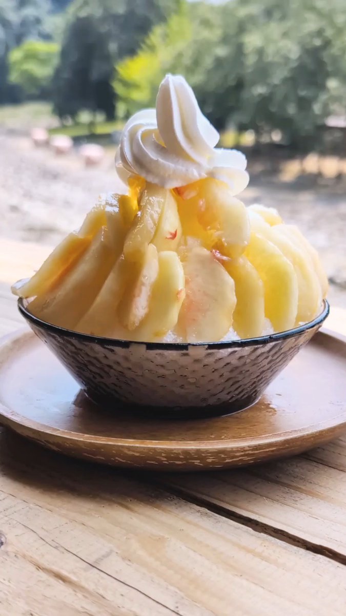 satonotabi_'s tweet photo. 大分県豊後大野市清川町のカフェパラムで、夏限定の「ヌンコッピンス（ピーーーチ）」が登場しています。
桃をたっぷり使った見た目の華やかさと、口に入れるとすっとほどける軽い氷が印象的な季節限定メニュー。8月末ごろまでの予定ですので、気になる方は早めの来店がおすすめです。 https://t.co/WIT03XRsJ0