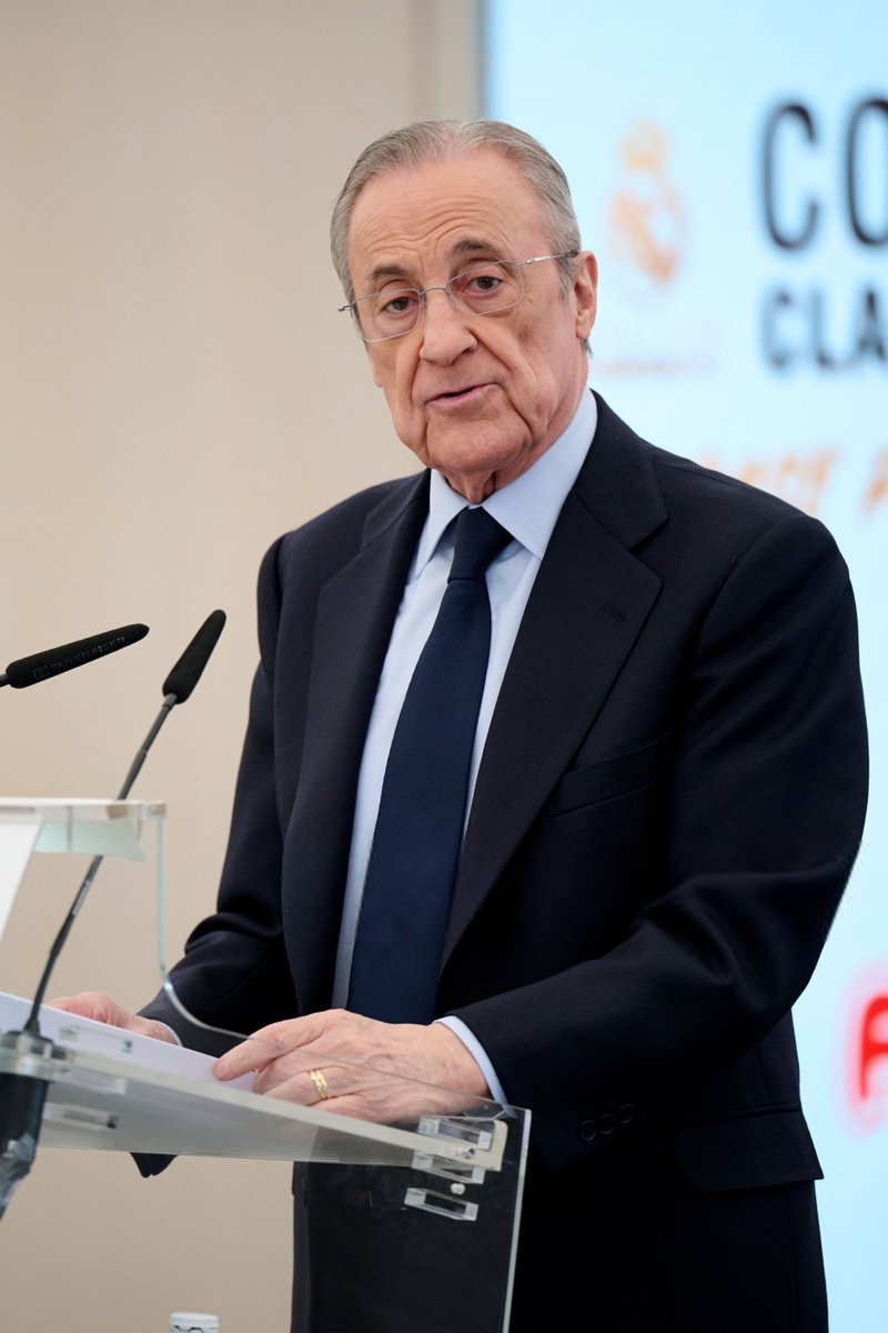 forcabarca_ar's tweet photo. خواكيم بيرا (SPORT): ديوماندي؟ إنه فلورينتينو المهووس! 

فلورينتينو بيريز يعاني من نوبة حادة من "هوس برشلونة" دفعته إلى القيام بتصرفات سريالية، مثل تقديم عرض للتعاقد مع لاعب لا يرغب به، وهو جوليان ألفاريز، فقط لإفساد الصفقة على برشلونة! 

فلورنتينو يعيش الآن الفترة التي يحبها أكثر من غيرها في السنة. فترة لعب دور المدير الرياضي، وإبرام الصفقات، والإطاحة بالرؤوس، ثم تكوين تشكيلات غير متوازنة، ليأتي بعدها المدرب ويحاول إصلاحها، بينما يستخدمهم هو كدروع واقية ويلقي بهم إلى الأسود حتى لا تطاله غضب الجماهير إذا ما انحرف مسار الفريق، كما حدث في الموسمين الماضيين.

أما هوسه الجديد فهو العثور على "لامين يمال" جديد، ابن لاماسيا، بطل العالم، والوجه الذي يمثل حاضر ومستقبل كرة القدم.

في سبيل ذلك، أهدر فلورينتينو 180 مليون خلال صيفين، قبل عام، دفع 61 مليون في أكبر صفقة شهدتها الأرجنتين على الإطلاق، للتعاقد مع ماستانتوانو، والآن أصبح يفكر بالفعل في الاستغناء عنه، والآن، ديوماندي، 120 مليون. 

السؤال المطروح، ما هي وظيفة كشافي ريال مدريد؟ 

في برشلونة، لو حدثت صفقات كهذه لقامت حملة حجب ثقة ونجحت، حتى لو كانت الانتخابات قد أُجريت قبل أشهر فقط.

هذه ليست أول مرة يفعل فيها فلورينتينو ذلك، فقد حاول مثلًا مع نيمار، اللاعب الذي قال له دائمًا "لا". 

ولذلك، عندما أُبلغ بظهور "نيمار جديد" ومن باب الاحتياط، تعاقد مع نسختين متشابهتين خلال عام واحد، هما فينيسيوس ورودريغو، اللذان كانا قريبين جدًا من برشلونة. لكن هذا الثنائي لم يصل أبدًا، ولن يصل، إلى أفضل نسخة رأيناها من نيمار. 

وقبل ذلك، بحث فلورينتينو عن "ليونيل ميسي" الخاص به، لكن من المخجل تذكر الأسماء التي روّج إعلام مدريد أنها "ميسي الجديد" والتي كان ليو يعرّيها عامًا بعد عام.

تساؤل أخير، كم عدد اللاعبين الذين سيضطر فلورينتينو للتعاقد معهم حتى يعادل تأثير لامين يمال؟