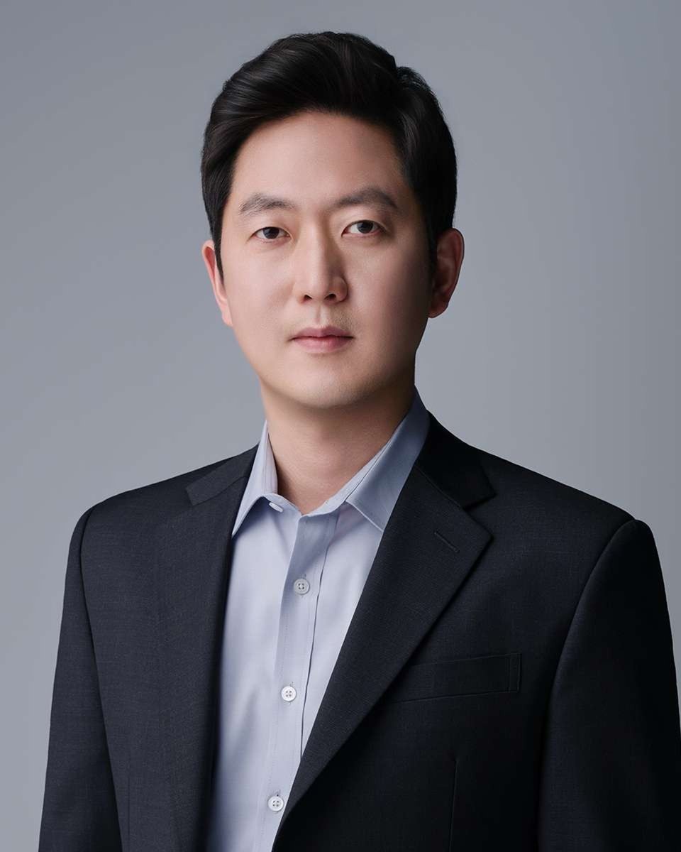 Kpop_Herald's tweet photo. As Hybe reported record quarterly revenue, CEO Lee Jae-Sang signaled more plans for @bts_bighit's world tour. 👀

"There are still many unrevealed dates for the BTS world tour. We're cautious about sharing additional shows and plans, but there are more to come," the CEO said.

#HYBE #BTS #BTS_WORLDTOUR_ARIRANG