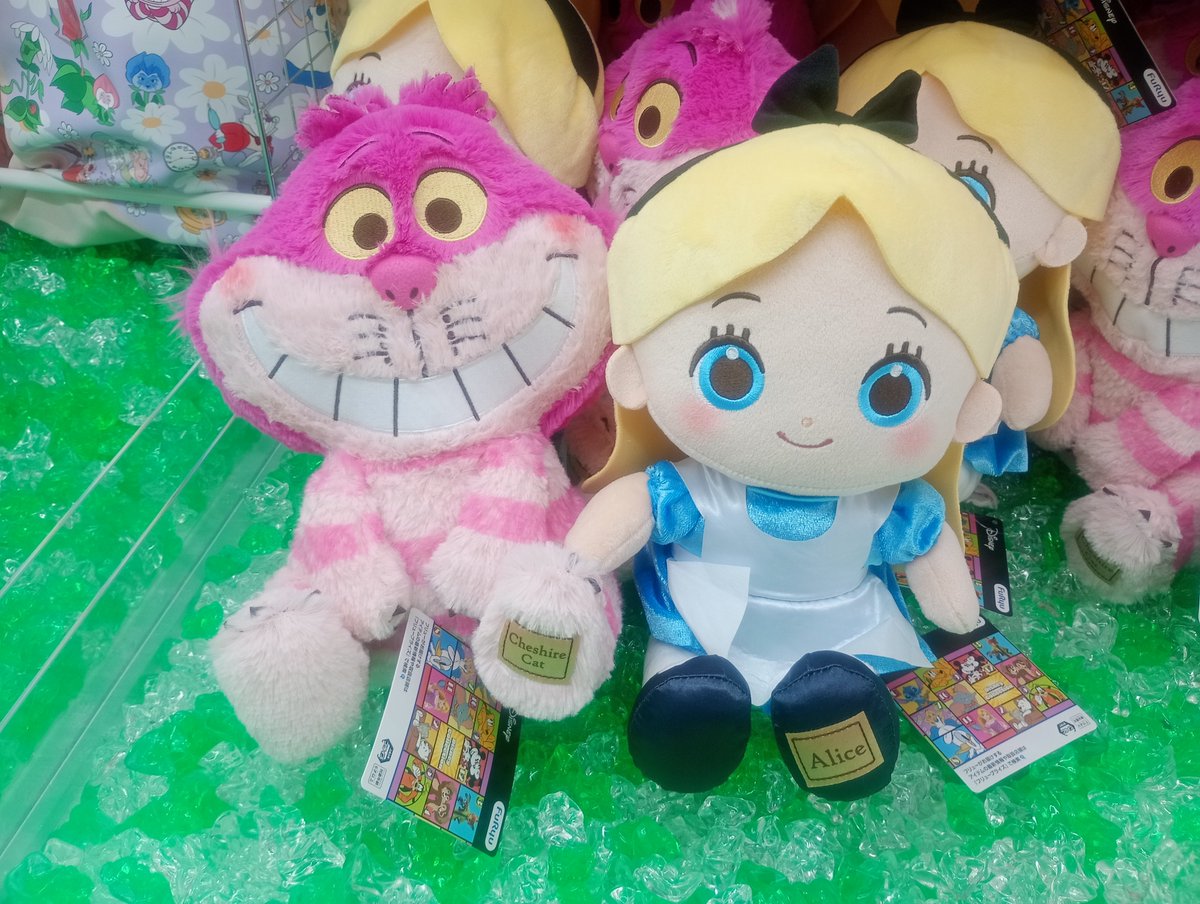 r1_usuki's tweet photo. 【アミューズメント情報】
#ラウンドワン限定
#ふしぎの国のアリス
クッション・ビーズマスコット
缶バッジ付きトートバッグ
BIGぬいぐるみ
本日入荷しました✨️

#ラウンドワン　#鹿児島 https://t.co/Z4au3GqPaB