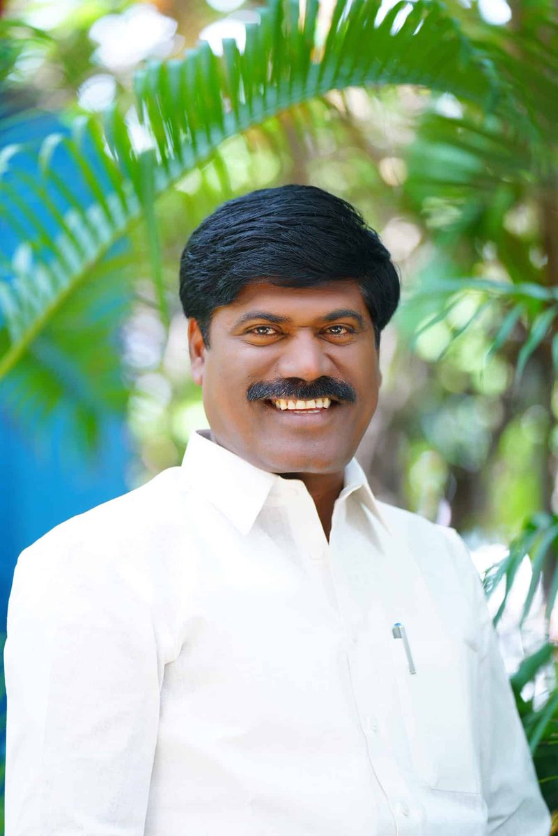 pulsenewsbreak's tweet photo. మాజీ ఎమ్మెల్యే పెద్ది సుద‌ర్శ‌న్‌రెడ్డిని వేధించింది ఎవ‌రు?

ఎలాంటి చెడు అలవాట్లు లేని నేతపై మానసిక ఒత్తిడి పెరిగిందా? అనే అనుమానాలు

మాజీ ఎమ్మెల్యే పెద్ది సుదర్శన్ రెడ్డిపై ఒత్తిళ్లు ఎవరి నుంచి?

రూ.5 కోట్ల ఆస్తి కూడా లేని నేత ఎందుకు టార్గెట్ అయ్యారు?

సివిల్ సప్లై, బంకర్ బెడ్స్ టెండర్లపై కోర్టుకు వెళ్లడమే కారణమా?

వట్టినాగులపల్లి భూముల వ్యవహారంలోనూ వేధింపుల ఆరోపణలు

వాసవి గ్రూప్‌తో చేతులు కలిపి ఒత్తిడి తెచ్చారనే కుటుంబ సభ్యుల ఆరోపణ

ఈవోడబ్ల్యూతో పీఏలు, అనుచరులపై కేసులు పెట్టించారనే ప్రచారం

కేసులో ఇరికించేందుకు తీవ్ర ప్రయత్నాలు జరిగాయన్న ఆరోపణలు

గన్ లైసెన్స్, గన్‌మెన్ తొలగింపు కక్షపూరితమేనా? అనే చర్చ

22 ఏళ్లకే గన్ లైసెన్స్ పొందిన పెద్ది సుదర్శన్ రెడ్డి

తెలంగాణ ఉద్యమంలో కీలక పాత్ర పోషించిన నేతగా గుర్తింపు

బీఆర్ఎస్ వరంగల్ జిల్లాకు బలమైన పిల్లర్‌గా పెద్ది పేరు

కేసీఆర్ నమ్మిన నేతగా రాజకీయ వర్గాల్లో గుర్తింపు

కరోనా సమయంలో సేవలు అందించిన పెద్ది సుదర్శన్ రెడ్డి