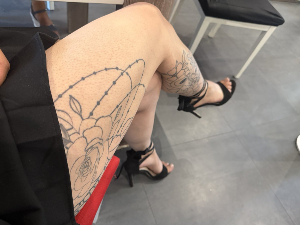 QueenSecretNyx's tweet photo. Good morning ☀️☕️ 

Aujourd’hui ça sera journée shopping pour la Queen avant les vacances ! 🛍️ 
J’ai envie de me faire plaisir aujourd’hui alors je compte sur vous mes petits chien/chienne ! 💸

Mes liens sont dans la bio alors commence ! 
Et envoie moi une capture en dm et avec de la chance je te montre après ce que j’ai acheter 😉

#findom #zahlsklave #geldsklave #moneyslaves #paypig