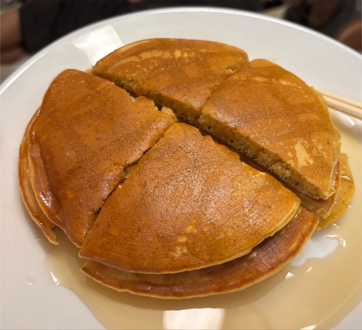 _wolLim's tweet photo. 綺麗には作れなかったけど、ベースフードのパンケーキミックスでパンケーキ作りました！🥞
選手たちも喜んで食べてくれました〜😋

甘いのが好きでメープルシロップめちゃかけちゃって恥ずかしい(๑^ㅇ^๑) https://t.co/VqWDlcyXFe