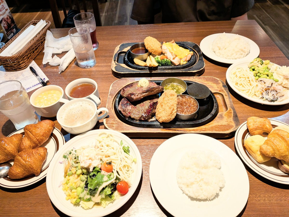 monta77396800's tweet photo. おつかれさまです😊今日は公休〜😍昨日は　バルサンやったので外食😋😆
#よるごはん
#おそとごはん
#スエヒロ館 https://t.co/qvTYY9Txzj