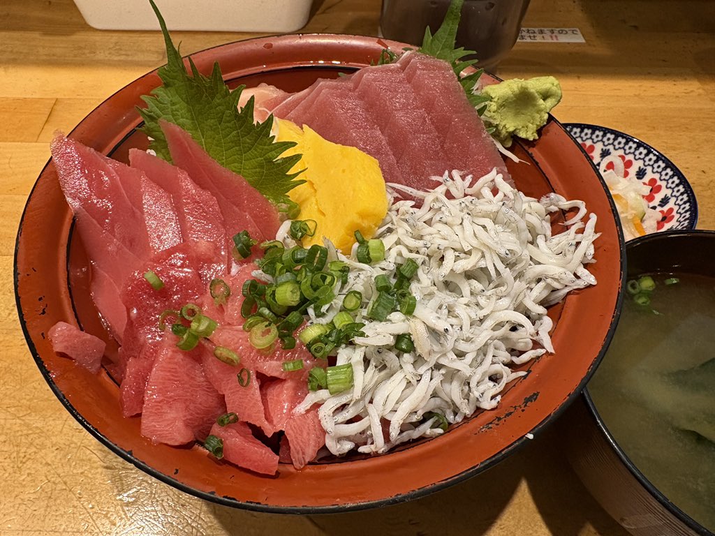 junno0513's tweet photo. 昼メシは静岡駅内のまぐろ一筋みやもとさんにて本鮪と清水マグロ丼、追加で黒はんぺんフライとしました🐟

本鮪も美味いですが、メバチマグロも美味い😋釜揚げしらす付きは良き。
本日は後輩に同行なので車内BGMは町ガさんのMGC CLASSICS Vol.1を織り交ぜました🎵大好評💿

ご馳走様〜🐟

#クレ麺メシ https://t.co/CNcvd2FjGd
