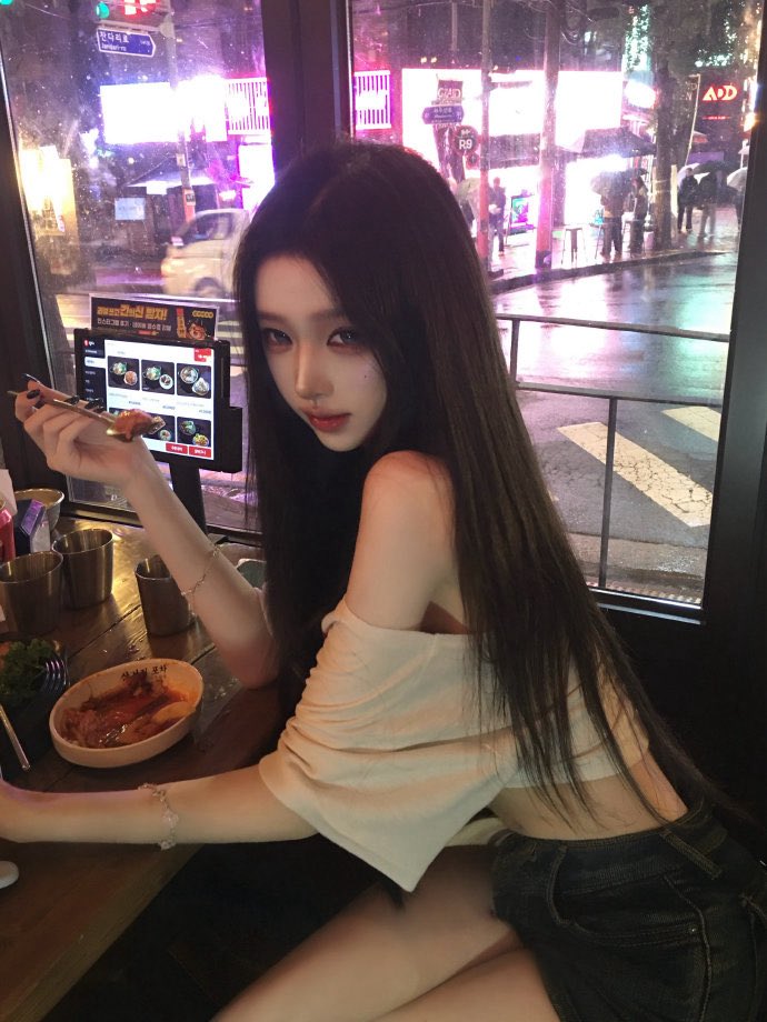 heniaog11's tweet photo. 跟姐姐去吃饭

#美女 https://t.co/mPh50Svc0N