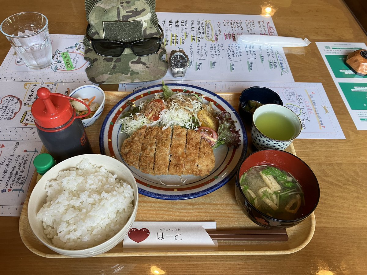 SHhiroaki222's tweet photo. 【ランチ休憩！】
カフェでとんかつ定食とアイスでランチ休憩😄
テラス席で心地良く過ごしています☕️

前半はこの時期らしい厳しさでイマイチ😅
後半は日陰の枝沢に参ります👍
昨日の夕方直ぐに撤退したポイントです！

さてどうなるかな？

#開田高原 #カフェはーと #ランチ #渓流釣り #shひろあき https://t.co/8LSeh5mh39