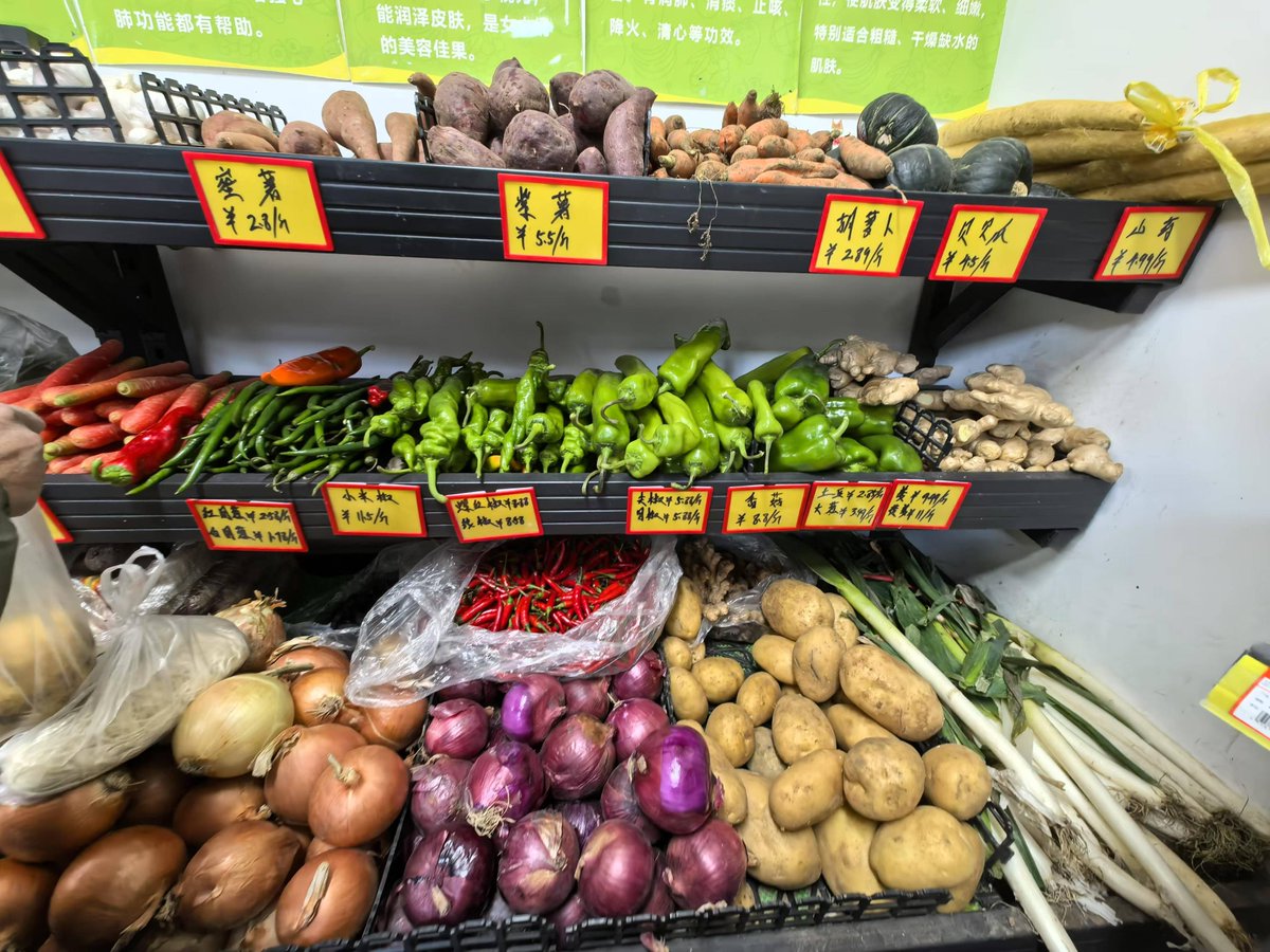 IsaiahZele2bs's tweet photo. Fresh local organic veggies are in stock now at the neighborhood market! Grab yours before they sell out. https://t.co/O1Yf0z9iBM