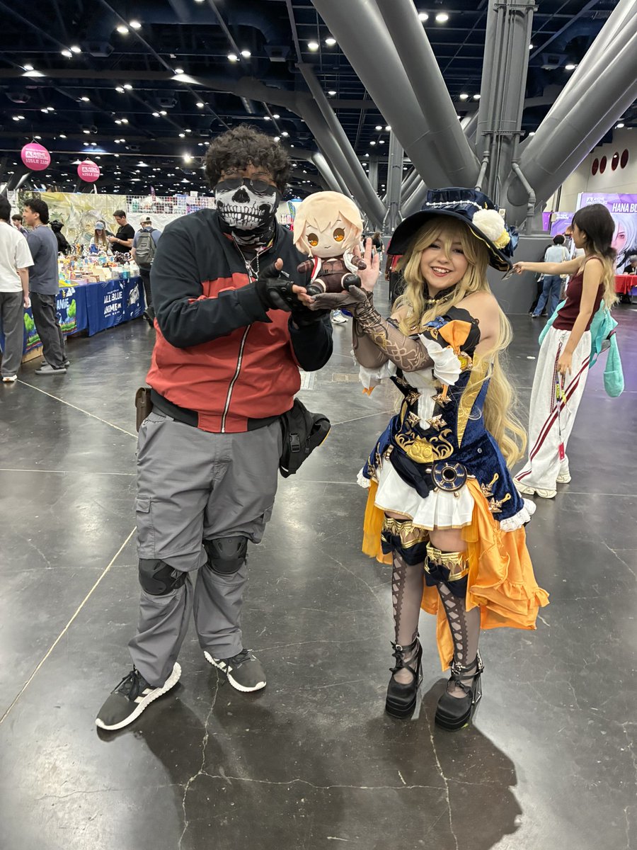 Gamer_Kun77's tweet photo. Even more photos from the convention, where in this one, it has one of the most beautiful contrasts of color. Gyoza even sees that you all are enjoying it! https://t.co/nngCNWJAYU