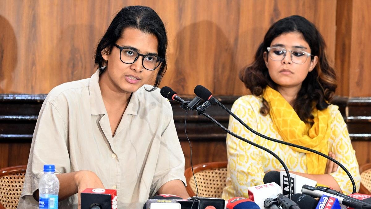 the_hindu's tweet photo. The All India Students’ Association (AISA) on Tuesday alleged that protesters involved in the agitation against the NEET paper leak are facing a police crackdown across the country.

https://t.co/odGXvMIR8a https://t.co/IkcMRr3xuo