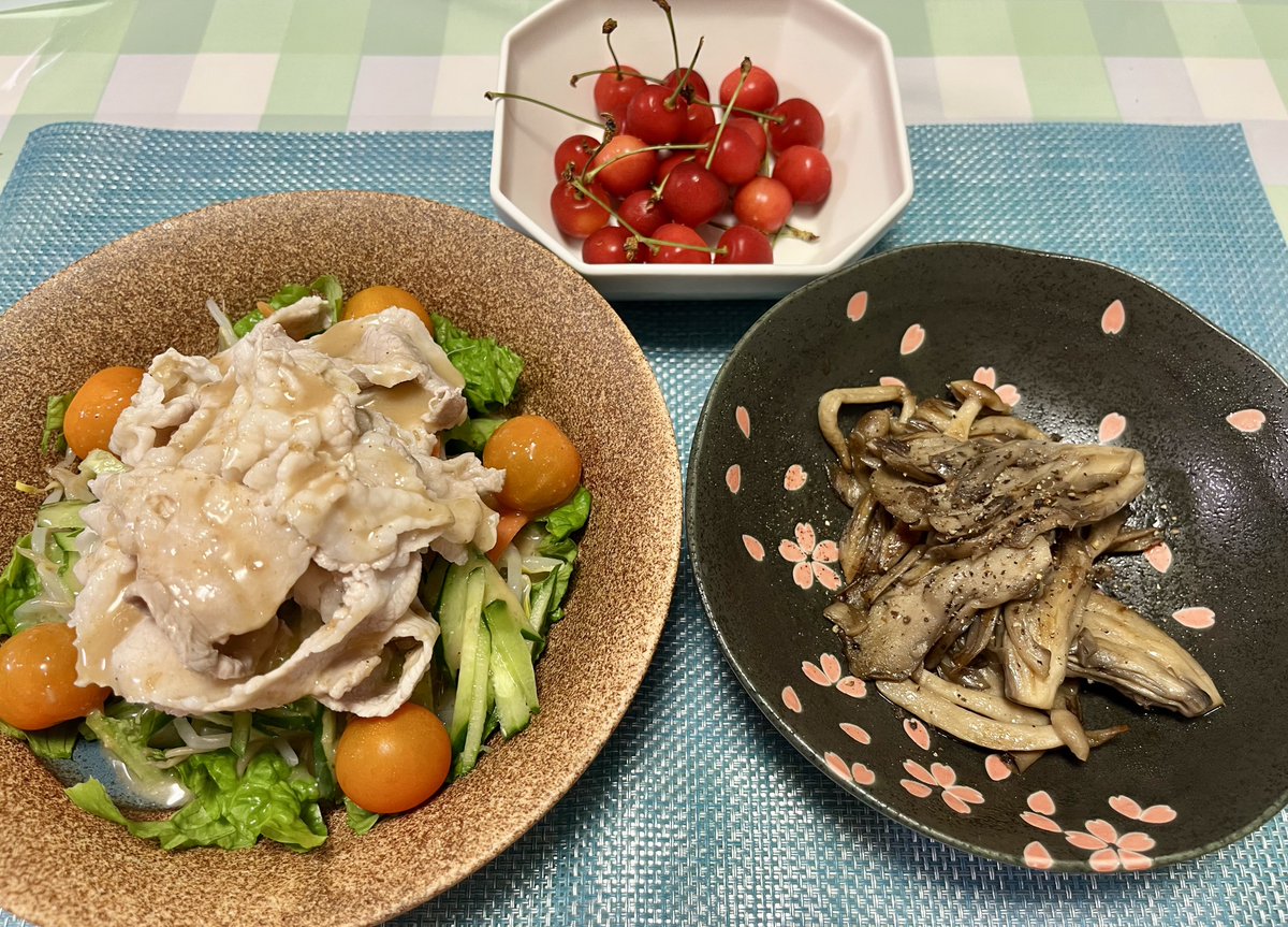 Shiii_cooking's tweet photo. #おうちご飯 

昨夜の夕飯
☆豚しゃぶサラダ
※ゴマだれで食す
☆無限きのこ
☆さくらんぼ

チマサンチュ、きゅうり、オレンジミニトマト  #家庭菜園 

うまかです👍 https://t.co/MDJ2Pvpppv