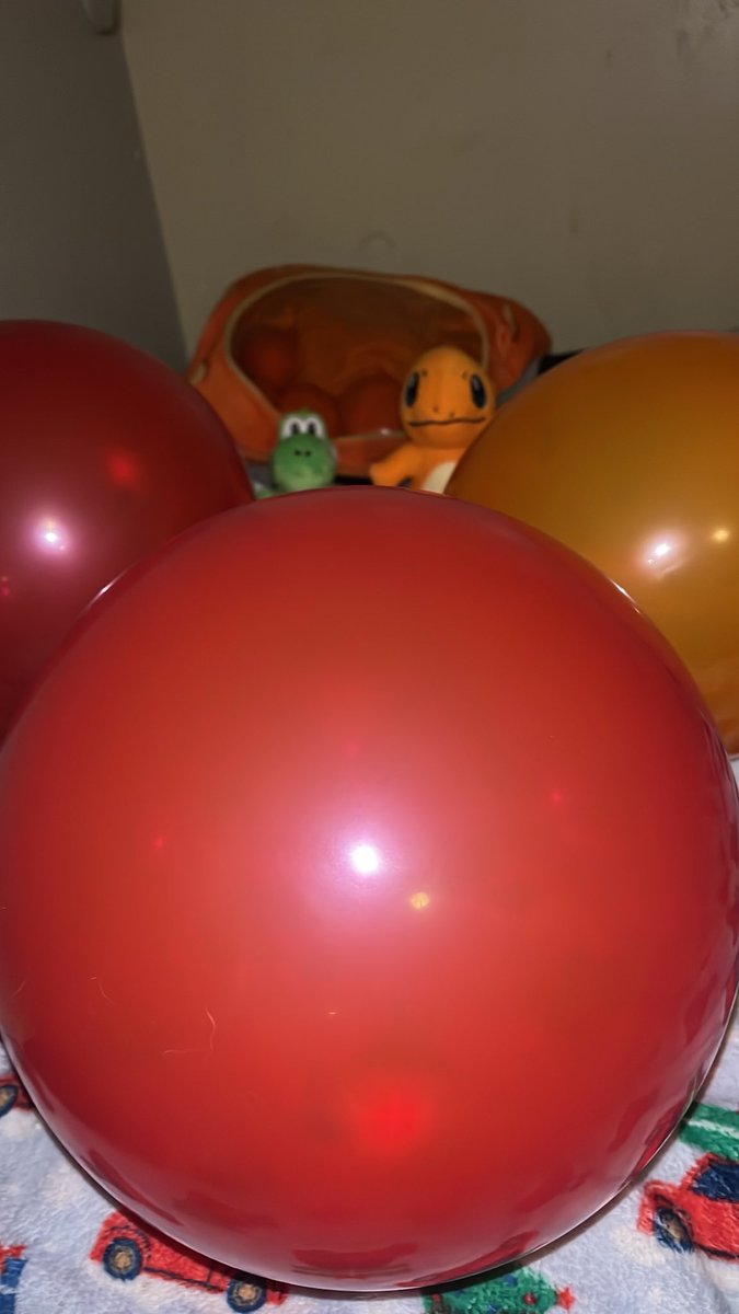 alyssaplayzz357's tweet photo. Balloon day!! Also I think I might’ve caught a couple of the balloons but who knows 🤔 https://t.co/8ZjCXego7n