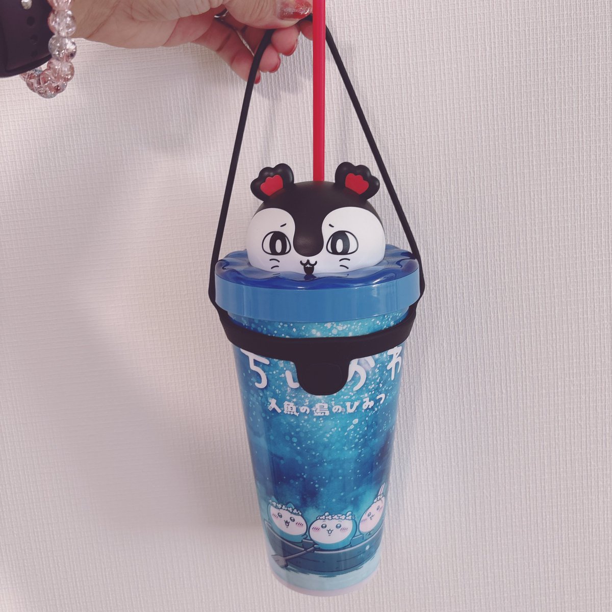 chun_hana_111's tweet photo. セイレーンドリンクカップホルダーを持ち歩くためにダイソーのシリコーンカップホルダーを買った✨
ストローさせるし特典のチャームもつけられてかわいい🩷 https://t.co/Vk6zVA0rPv