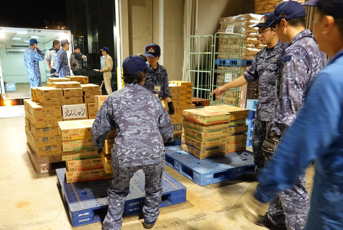 jmsdf_srh's tweet photo. 【佐世保地方隊 #災害派遣 活動】
　#海上自衛隊 #佐世保地方隊 は、７月２８日（火）に発生した #令和８年熊本地震 に係る災害派遣任務に従事中です。
掃海母艦『ぶんご』に救援物資を搭載する #佐世保造修補給所 隊員の様子です。
#被災者のため #一刻も早く #支援物資 https://t.co/W5Hj0rlLsZ