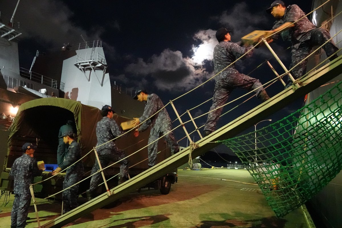 jmsdf_srh's tweet photo. 【佐世保地方隊 #災害派遣 活動】
　#海上自衛隊 #佐世保地方隊 は、７月２８日（火）に発生した #令和８年熊本地震 に係る災害派遣任務に従事中です。
掃海母艦『ぶんご』に救援物資を搭載する #佐世保造修補給所 隊員の様子です。
#被災者のため #一刻も早く #支援物資 https://t.co/W5Hj0rlLsZ