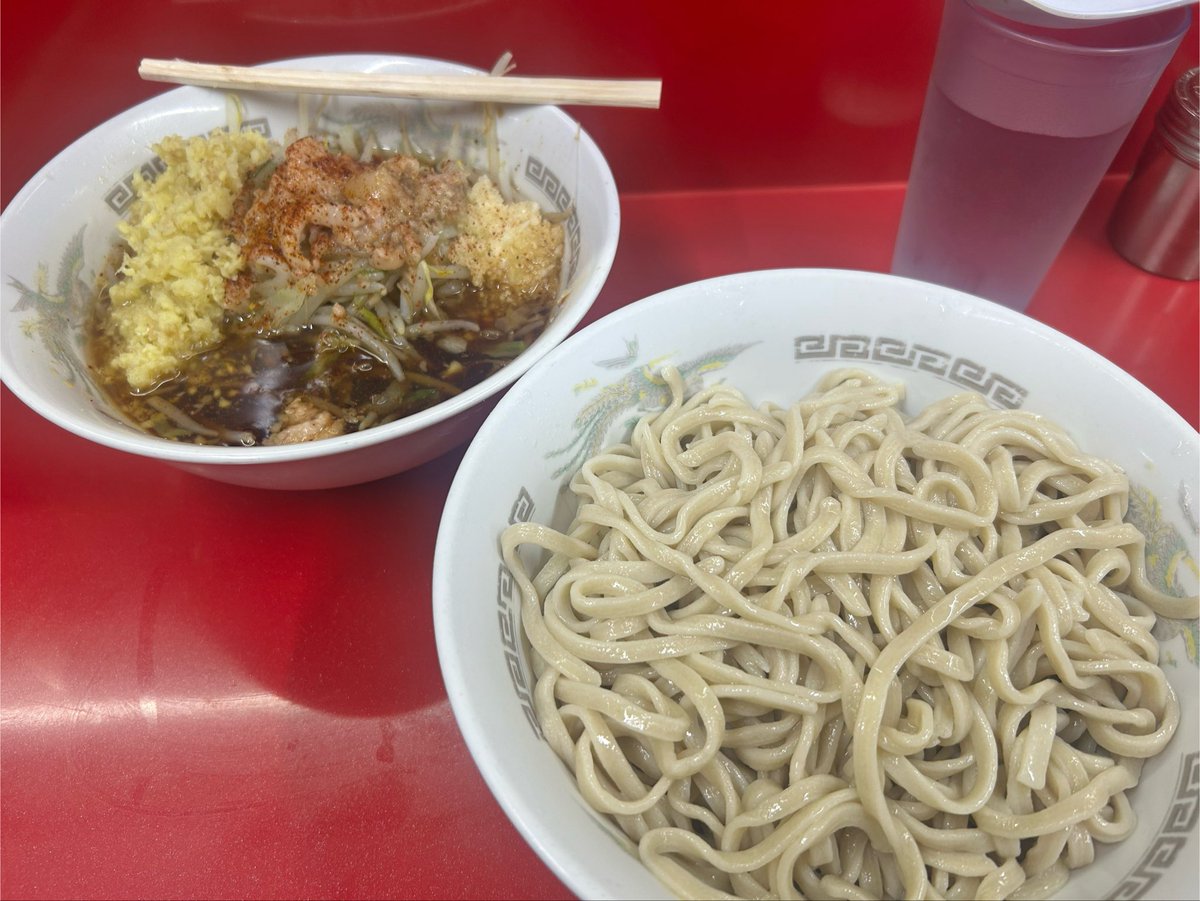 key_daisuki's tweet photo. 2026年24杯目　越谷二郎　ラーメン小豚1枚つけ麺生姜　麺少なめニンニクアブラ一味
13：12接続、外並び8人13:45着丼
初めてのつけ麺、水で締めるだけで麺の食感がかわり、くにゅつる食感で美味い。
生姜好きだが、これはちと多かった。
お腹的にもちょうどよく、大満足だったで https://t.co/YIIC7etCvv