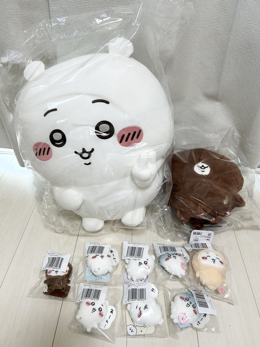 yuii021_'s tweet photo. ちいかわだらけくじ届いた〜！！！！
思ったより本当にでかすぎてびっくりした。。
これ置き場どうしようw

#ちいかわ
#ちいかわだらけくじ https://t.co/f0ORCy1Qp7
