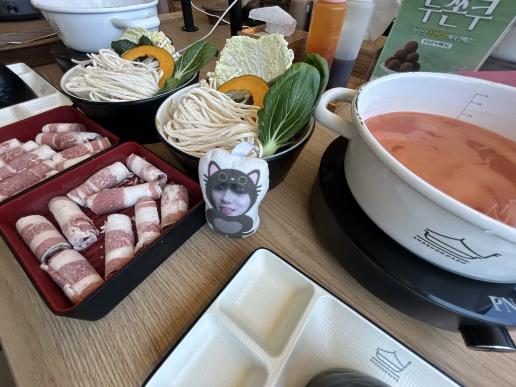 phoenixmeni's tweet photo. 친구랑행궁동왓어욧 https://t.co/4X2jESIV1w