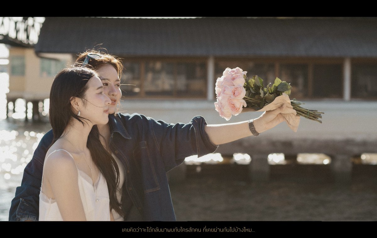 JJanuary23's tweet photo. : เคยคิดว่าจะได้กลับมาพบกับใครสักคนที่เคยผ่านกันไปบ้างมั้ย

: นั่นสิ เคยคิดอยู่นะ แล้วอยู่ๆโลกก็เหวี่ยงเราให้มาเจอกันอีกครั้ง

: แล้วเราก็ได้พบกัน

: ขอบคุณทุกช่วงเวลาที่ตอนนี้มีเธออยู่ด้วย 🐋🦄

#PlusA #Miephat #Ayaorapan #MieAya https://t.co/hThkcXeSwI