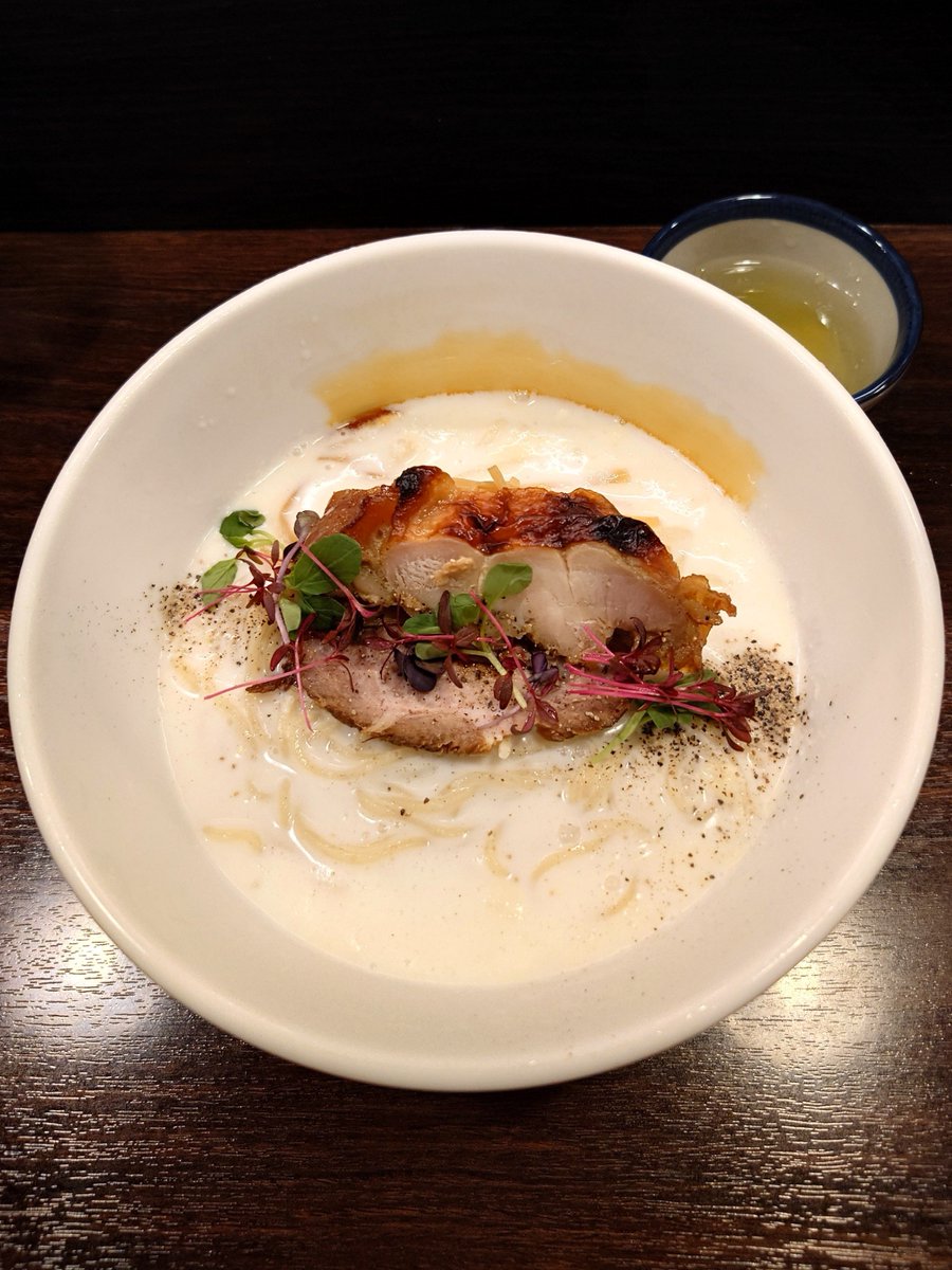 MEW03772667's tweet photo. 7月27日の1杯
冷やしとうもろこしそば(ホワイトショコラ)@ルリカケス

最近とうもろこしの銘柄を気にして
買ってるんだけど、
ホワイトショコ…白～いw
なんこれスゴいオシャレな仕上がり
手前のスープをひと口…甘～い♪
丼奥にビャッってなってるのが馴染むと深みが増して美味～い！
続く↓ https://t.co/PRt02mNwoG