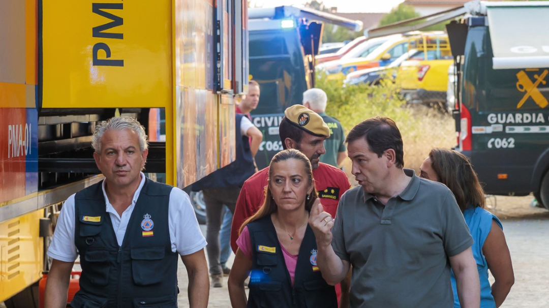 Avilared's tweet photo. Último esfuerzo para controlar el mayor incendio forestal en la historia de España
#IFBurgohondo

https://t.co/Bgy1agUEcP https://t.co/PrMlA9ZPqn