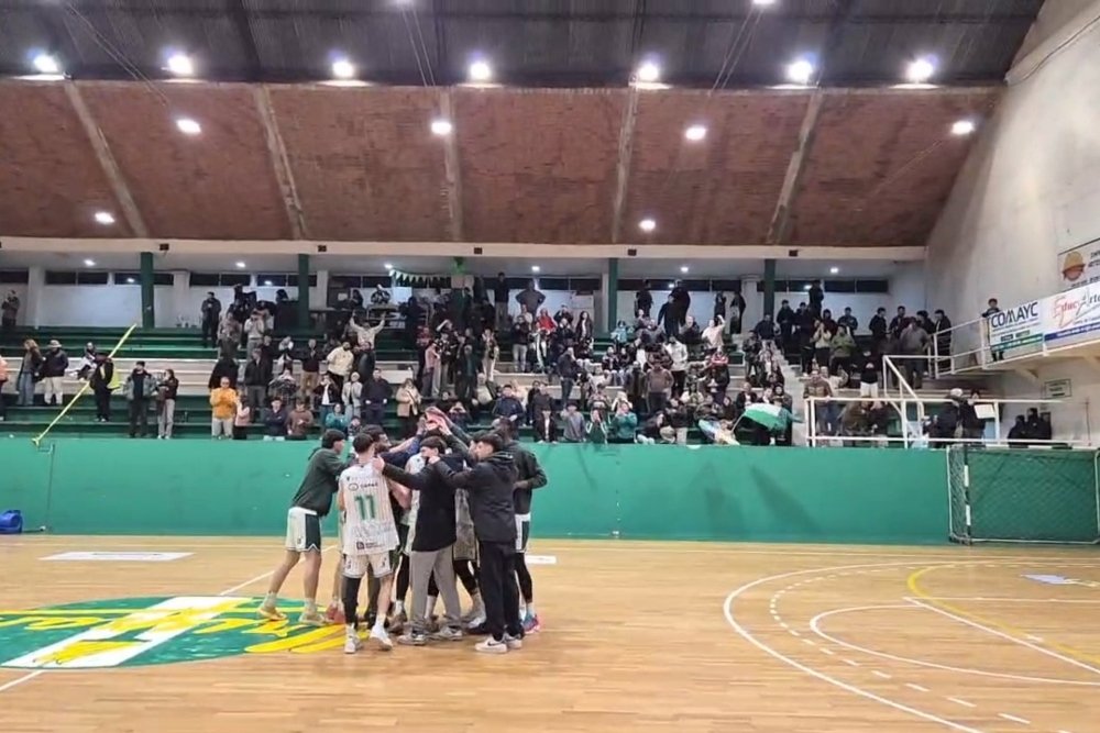 BasquetTotal's tweet photo. #LDAxBT | ALARGÓ LA CLASIFICACIÓN 

En un partidazo con dos alargues, Urupan venció 100-97 a Tabaré y se clasificó para la liguilla de la Liga de Ascenso.

📝 @Mcaballero_03

👉 https://t.co/7KN9yubpus https://t.co/Jtu83Ha8NY