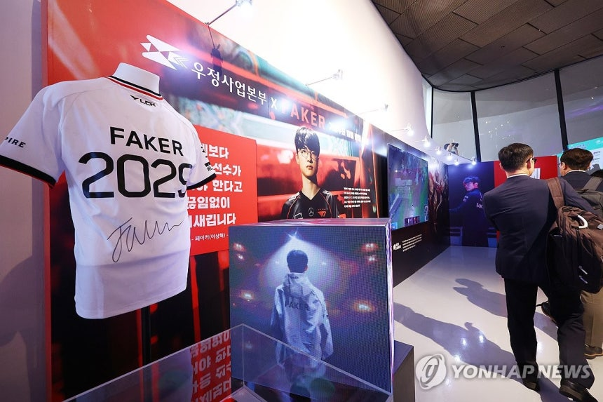 bbosyuk's tweet photo. 페이커 기념우표 사전 홍보관 (출처 : 네이버 뉴스) https://t.co/DLiXlFjGxu https://t.co/lv2ybVqmwt
