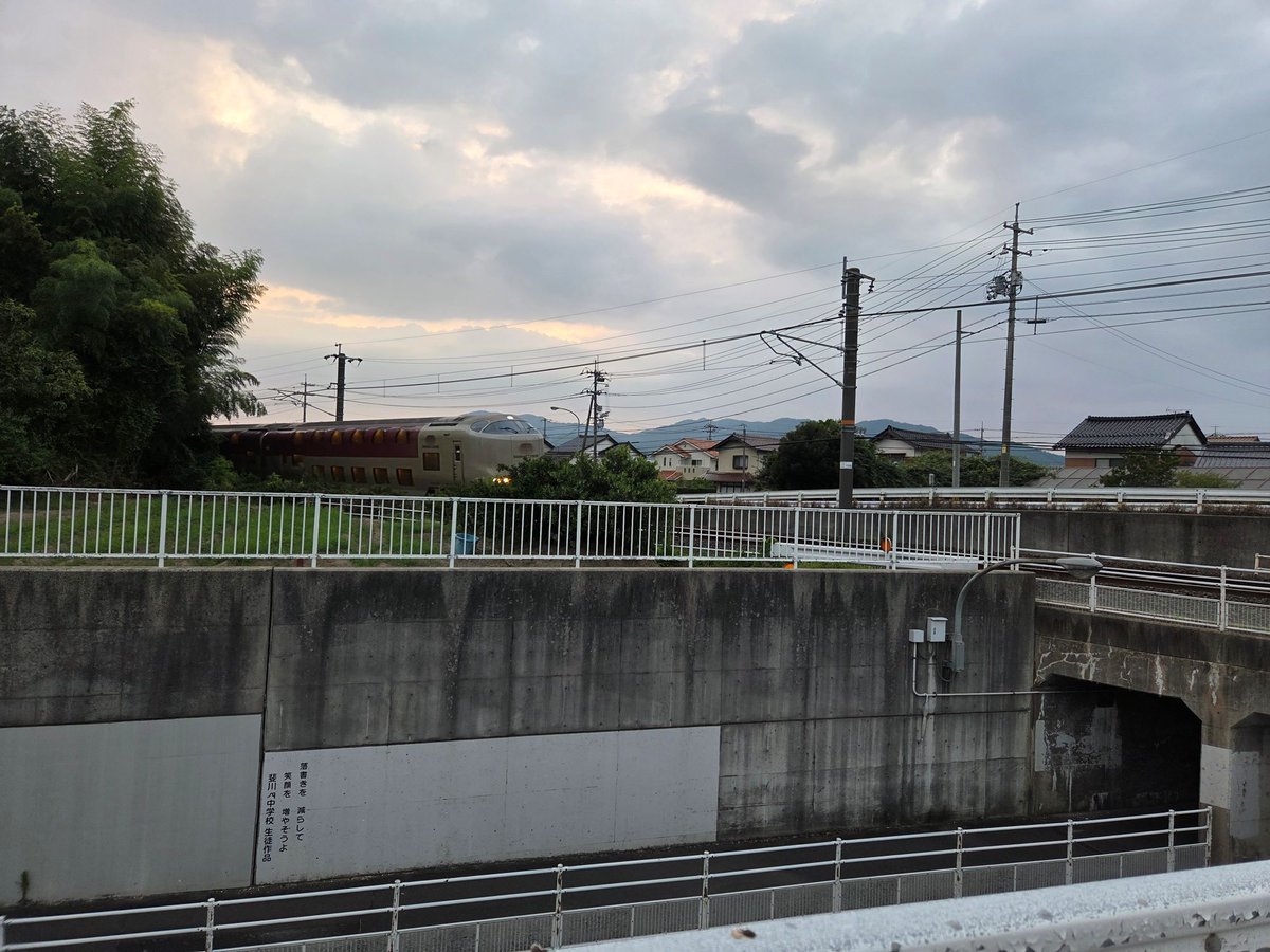 A8800454's tweet photo. 出雲市駅のウォッチングを終え、出発、国道9号線を東へと走りました。駅の北側に迂回していた国道9号線は、例の斐伊川を渡り終えたあたりから山陰線と接近します。時間は19時頃。あの18時57分発のサンライズが後ろから追っかけてきて、どこかで抜かれるのではないか、と気になり始めました。関西では、夜中にでも出かけない限り、実物にはお目にかかれません。一丁、記念にどこかで撮影を、ということになりました。交通量のない脇道に止めて撮った写真がこれです。周囲に踏切もないので、いきなり現れました。もう少し線路に近寄ればいい写真になったかもしれませんが、あまりガツガツしてマンションの人に迷惑になってもいけないと、離れた場所からにしました。小生の鉄道写真はこれでいいんです。
＃特急サンライズ