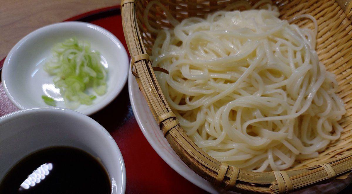 studioREST_shop's tweet photo. おうちごはん（朝昼）
手延べ素麺（半田の糸）

初めての食感…もちムチでした。
こんなん食べちゃったら、普通の素麺食べられなくなっちゃう。

日曜日は偶然TRIPLANEのたんさん＆兵衛さんにお会いし、昨日は高野哲さんが会いに来てくれた。

縁を感じますね〜🍀　　

#TRIPLANE
#高野哲
#BEAK https://t.co/kG5cZtuE2i