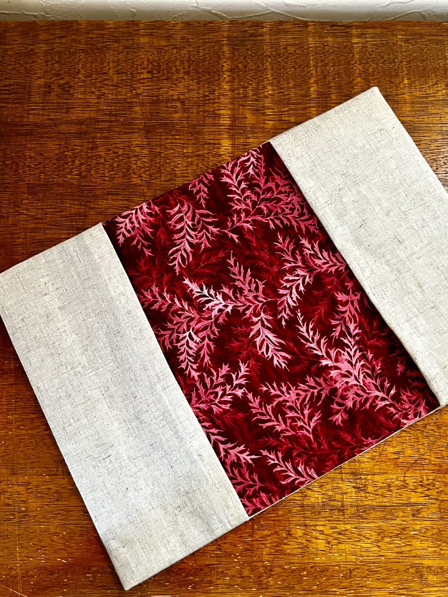 Meganeya52's tweet photo. 手刺繍のブックカバー作りました
🙇‍♀️🙇‍♀️🙇‍♀️ https://t.co/J4XW2d9juu