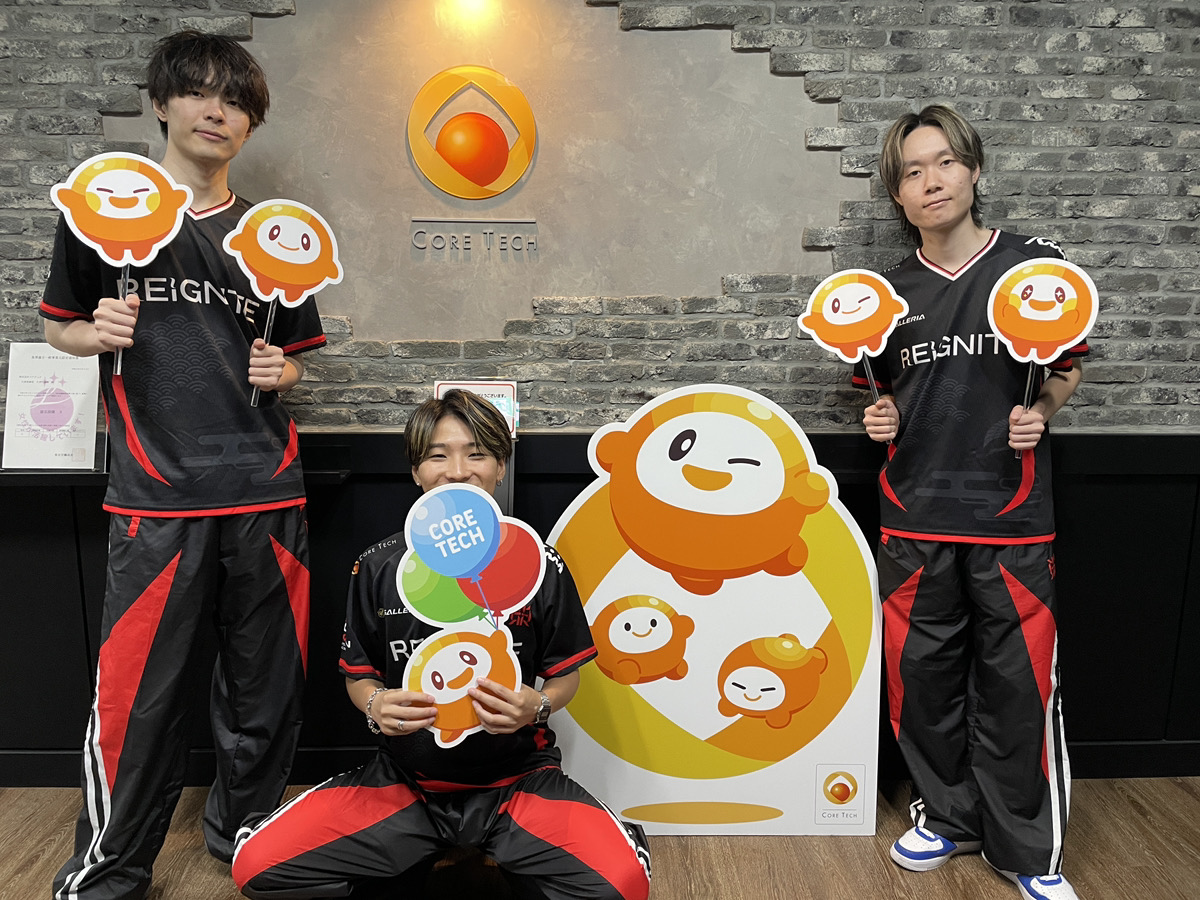 CoreTech_PR's tweet photo. REIGNITEのApex部門・Taida選手(@_Taidaaaa)、ReyzyGG選手（@ReyzyGG）、Lully選手（@LullyRu11）の３名が
コアテックのオフィスに来社され、
エントランスで写真を撮ってくれました📸
コアたまの熱い応援📢を受け取ってくれたようです✨
＃RIGWIN https://t.co/n37T8KtLK7