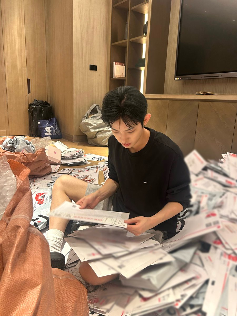 ZyooLing's tweet photo. 小男孩就乖乖给我穿短裤，把你们那个还没有被雄激素霍霍的皮肤白皙线条流畅的纤细柔嫩的大腿露出来，偶尔可以搭配一点小小的擦伤淤青和创可贴绷带啥的做装饰，更显小男孩的活泼好动，然后那个纤细的好像一手能撅断的脚踝也给我乖乖露出来，搭配偏大的运动鞋能形成鲜明对比，实在是美哉 https://t.co/utnoy41Eyd