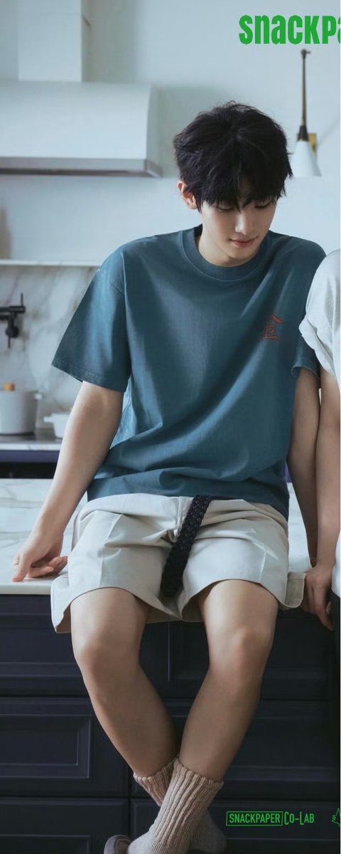 ZyooLing's tweet photo. 小男孩就乖乖给我穿短裤，把你们那个还没有被雄激素霍霍的皮肤白皙线条流畅的纤细柔嫩的大腿露出来，偶尔可以搭配一点小小的擦伤淤青和创可贴绷带啥的做装饰，更显小男孩的活泼好动，然后那个纤细的好像一手能撅断的脚踝也给我乖乖露出来，搭配偏大的运动鞋能形成鲜明对比，实在是美哉 https://t.co/utnoy41Eyd