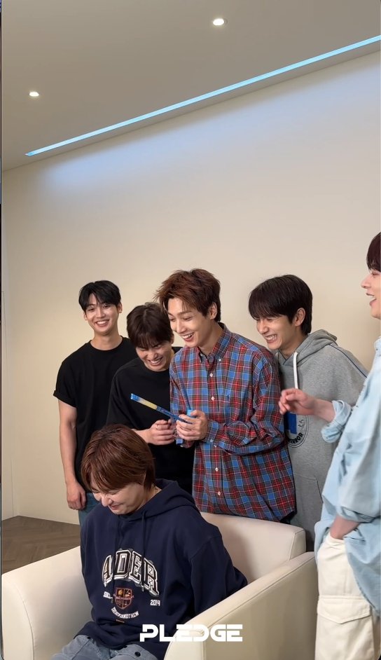 Pledge2026's tweet photo. [🗓️🤣]
BOYFRIENDの
伝説のレジェンド映像を2026年に再び??!
BOYFRIEND KAVEだけでしか見られない
独占コンテンツ映像をチェックしてみましょう！
👀独占映像の視聴方法
🔗https://t.co/hmVxu3bswA にアクセスしてログインしてください！
EXCLUSIVEタブをクリックしてください！
解放（アンロック）ポイントを確認し、足りない場合は応援メッセージの投稿でポイントを集めてみましょう！（1回につき20p、1日1回限定）
ポイントが���まったら、映像をクリックして解放し、心ゆくまでご視聴ください！

[🎤]
公演タイトル： BOYFRIEND Fan Concert [RE・ENGINE 再動]
🔗 チケット購入リンク : https://t.co/vdASfzXJ8m
🗓️日程： 2026年8月2日（日）
🏟️会場： KT Zepp Yokohama
⏰公演時間：
1st show 開場 13:30 / 開演 14:30
2nd show 開場 18:00 / 開演 19:00

--------------------------------------

[🗓️🤣]
BOYFRIEND의
전설의 레전드 영상을 2026년에 다시??!

BOYFRIEND KAVE에서만 볼 수 있는
독점 콘텐츠 영상을 확인해보세요!

👀독점 영상 시청 방법
1. 🔗https://t.co/hmVxu3bswA 에 입장하여 로그인하세요!
2. EXCLUSIVE 탭을 클릭하세요!
3. 해금 포인트를 확인하시고, 부족하시다면 응원글 남기기를 통해
    포인트를 모아보세요! (1회 당 20p, 일 1회 제한)
4. 포인트를 모두 모았다면, 영상을 클릭하여 해금하고, 
    영상을 마음껏 시청하세요!

[🎤] 
공연 타이틀: BOYFRIEND Fan Concert [RE・ENGINE 再動] 
🔗 티켓 구매 링크 : https://t.co/vdASfzXJ8m
🗓️일정: 2026년 8월 2일 (일) 
🏟️장소: KT Zepp Yokohama 
⏰공연 시간 
1st show 입장 13:30 / 공연 시작 14:30
2nd show 입장 18:00 / 공연 시작 19:00
