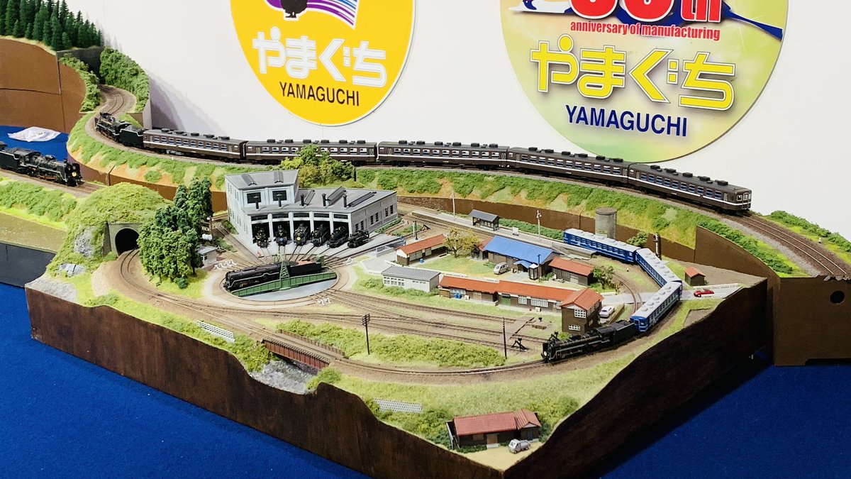 plarail_bot's tweet photo. シゲモンさんのジオラマが良く出来ていて、後ろのSLやまぐち号のヘッドマークが本物だということに誰も気づいてない。 https://t.co/rzUSwi5gwK