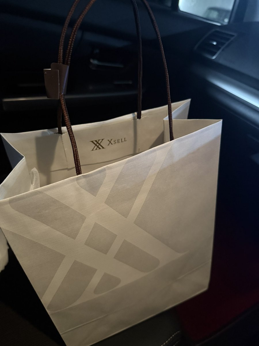 anemo13696175's tweet photo. 全然痛くないけど、カチカチ爪切りみたいな切ってる音が��快、てか怖った😐

怖い思いしたので、美味しいもの食べて
、衝動買いして発散⚡️

2りんかんってほんとLEDの種類なくてびっくり！💦

そんなことより、午後から業者と打ち合わせやし急いで帰んないと！ https://t.co/ZUbu1jtpoS