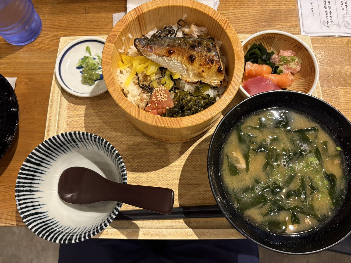 NobumasaUeda's tweet photo. 舟が出るずぉ〜〜〜おい！

焼き鯖の漁師飯だって。

同級生が勤務している会社が運営している居酒屋さん。 https://t.co/eMoip7IGgT