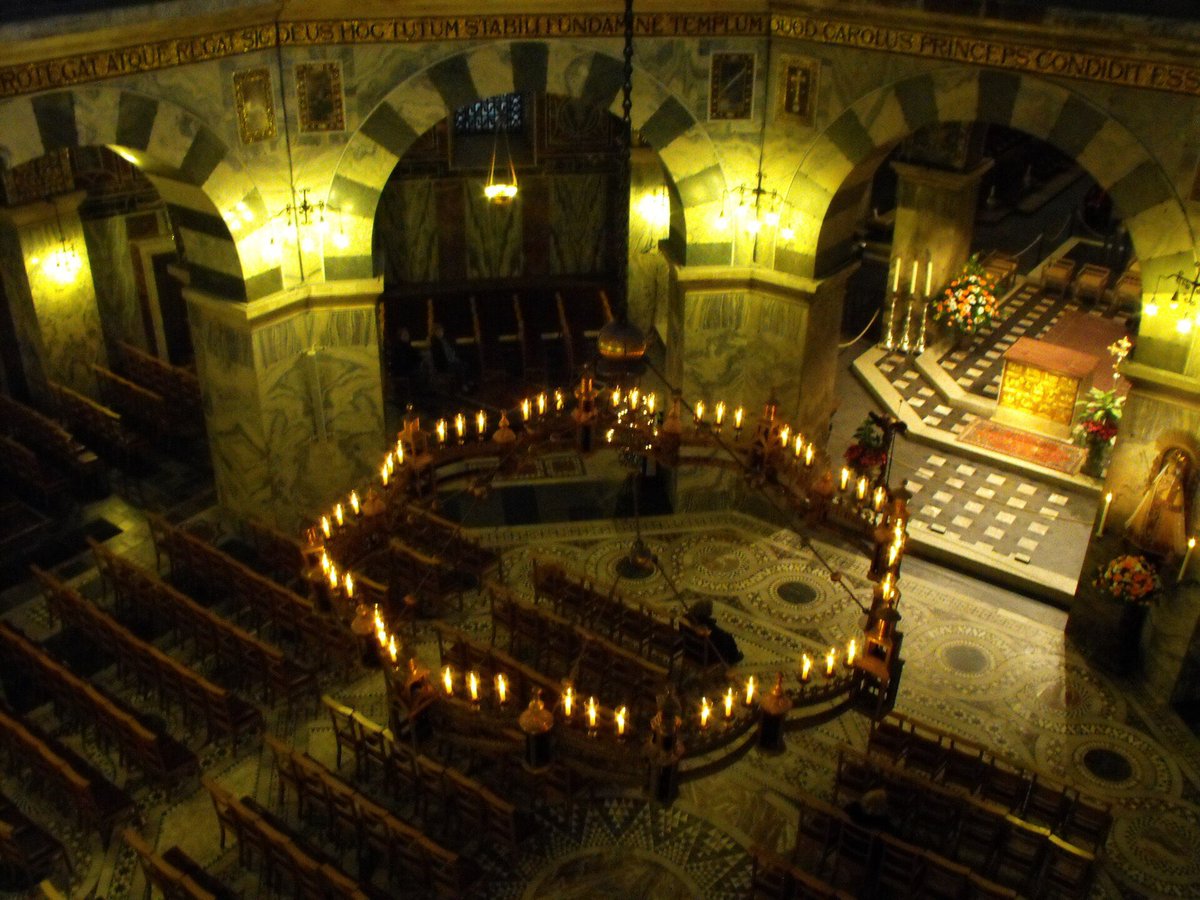 byronicgirl's tweet photo. The Carolingian Renaissance is so underrated in popular history discussions, it produced some of the most unique art and architecture. Charlemagne uniting Western Europe allowed so much interesting cultural exchange, not just between Germanic paganism and Catholicism, but also between Western Europe and Byzantium through more consolidated trade and religious networks. You see these Byzantine and pagan influences not only in the manuscripts, but also in the architecture of this period. Charlemagne’s Palatine chapel in Aachen is one of my favorite early medieval buildings for this reason, it is quite experimental!