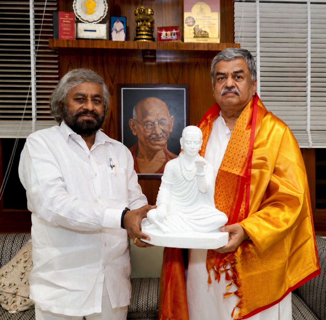 eshwar_khandre's tweet photo. ಕರ್ನಾಟಕ ಪ್ರದೇಶ ಕಾಂಗ್ರೆಸ್ ಸಮಿತಿಯ (ಕೆಪಿಸಿಸಿ) ಅಧ್ಯಕ್ಷರಾದ ಶ್ರೀ @HariprasadBK2 ಅವರಿಗೆ ಜನ್ಮದಿನದ ಹಾರ್ದಿಕ ಶುಭಾಶಯಗಳು.

ಸುದೀರ್ಘ ರಾಜಕೀಯ ಅನುಭವ, ಪಕ್ಷದ ಸಂಘಟನೆಗೆ ನೀಡಿರುವ ಅಮೂಲ್ಯ ಕೊಡುಗೆ ಹಾಗೂ ಜನಪರ ಬದ್ಧತೆಯೊಂದಿಗೆ ಕರ್ನಾಟಕ ಕಾಂಗ್ರೆಸ್‌ನ್ನು ಮತ್ತಷ್ಟು ಬಲಪಡಿಸುವ ನಿಮ್ಮ ನಾಯಕತ್ವ ಇನ್ನಷ್ಟು ಯಶಸ್ಸು ಕಾಣಲಿ.

ಭಗವಂತನು ನಿಮಗೆ ಉತ್ತಮ ಆರೋಗ್ಯ, ದೀರ್ಘಾಯುಷ್ಯ, ಸುಖ-ಶಾಂತಿ ಹಾಗೂ ಜನಸೇವೆಗೆ ಇನ್ನಷ್ಟು ಶಕ್ತಿ ನೀಡಲೆಂದು ಹಾರೈಸುತ್ತೇನೆ.
@INCKarnataka
