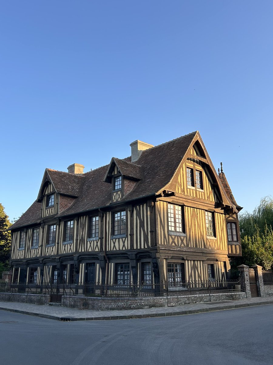 jtiffon's tweet photo. Les maisons du village de Beuvron-en-Auge, en #Normandie. Une vraie carte postale… https://t.co/g7QrdwtaCr