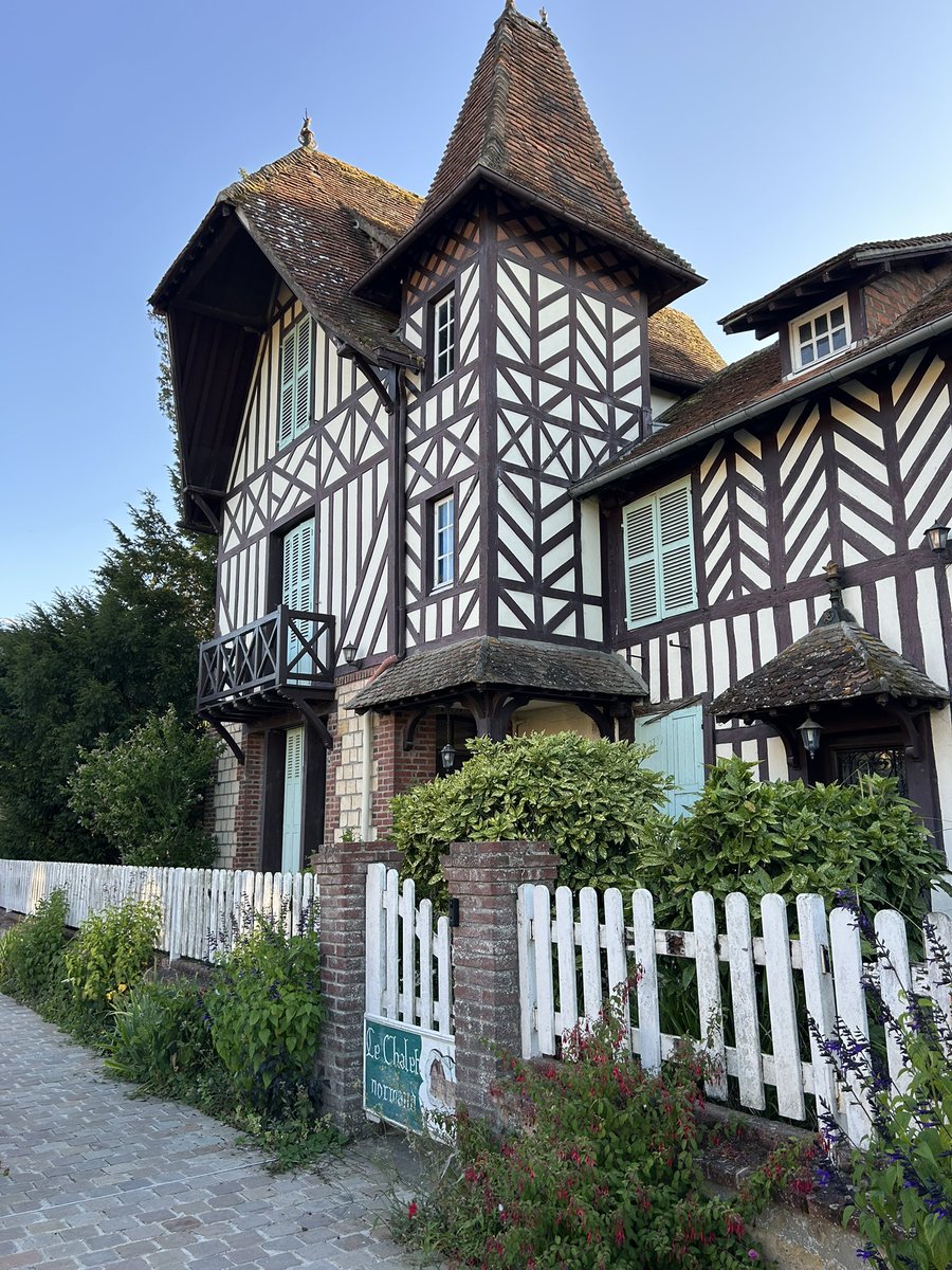 jtiffon's tweet photo. Les maisons du village de Beuvron-en-Auge, en #Normandie. Une vraie carte postale… https://t.co/g7QrdwtaCr