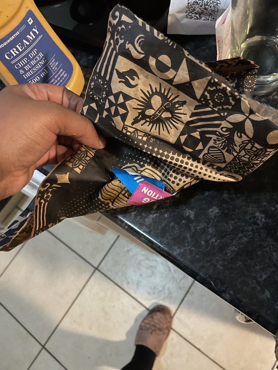RorisangSello4's tweet photo. @PedrosChicken @JikiJik00048380 While your @PedrosChicken Ondekkers deceives us. A 1/4 leg mild turned to hot wings https://t.co/KsmcTlSmcc