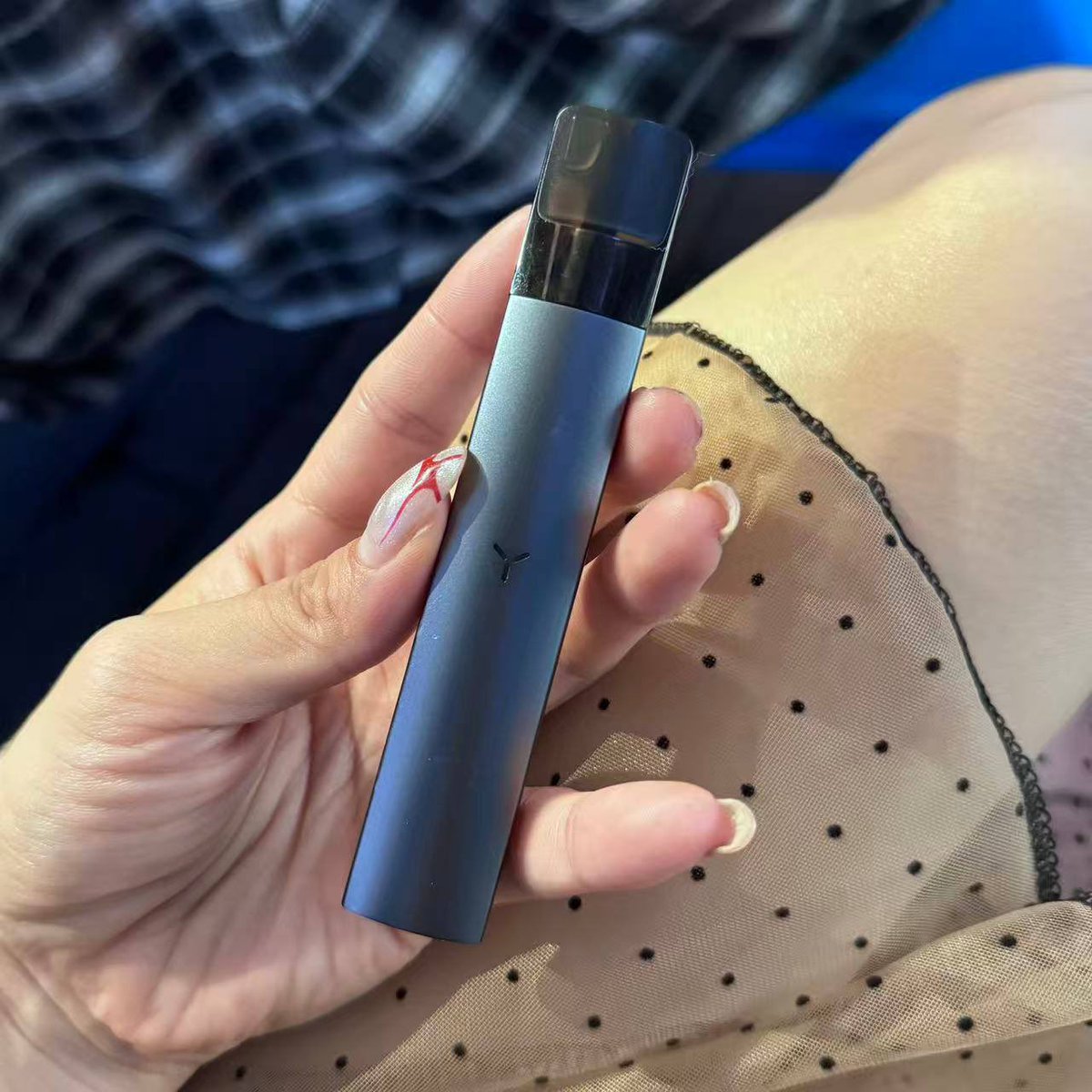 DiarioDaDia_'s tweet photo. 🔥 YOOZ柚子Pro 烟弹

💧 3.5ml 大容量
😮‍💨 雾化细腻顺滑
🎯 口感稳定耐抽
🔍 支持海外官网验真

很多老客户一直在抽这款，
主要就是 稳定、耐抽。

一套直接用很省心。

⸻

🎁 活动福利

📦 买 3 盒烟弹
🎉 送 V3 烟杆

需要 口味表 / 现货
👉 私聊我发你

#YOOZ #柚子Pro #柚子烟弹 #电子烟 #悦刻 https://t.co/8tNeJtkcJt