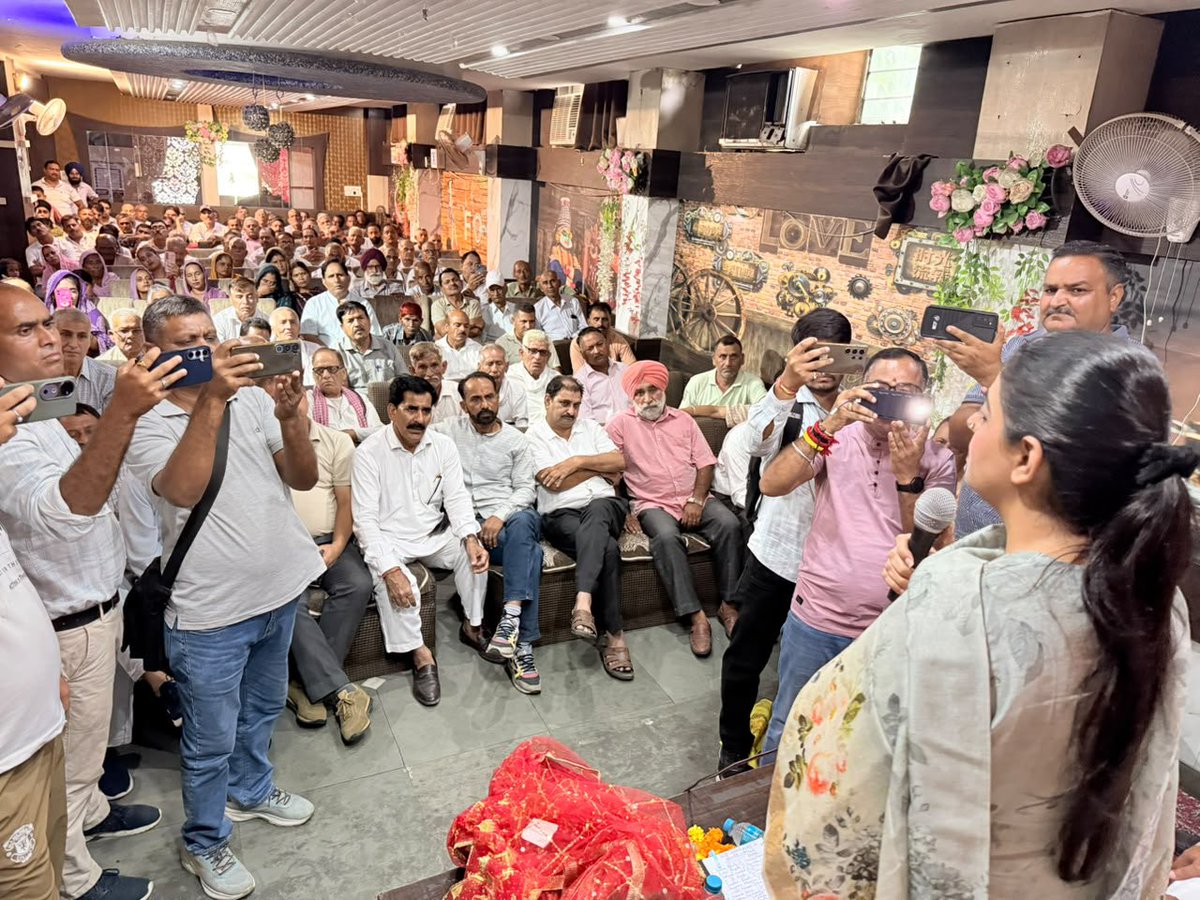 DivyaMaderna's tweet photo. गत दिवस सांबा जिले में संगठनात्मक बैठक सफलतापूर्वक संपन्न हुई।

इस अवसर पर जम्मू-कश्मीर प्रदेश कांग्रेस कमेटी के कार्यकारी अध्यक्ष श्री @RamanBhalla_  जी, जिला कांग्रेस कमेटी के अध्यक्ष श्री संजय शर्मा जी, श्री बाबल गुप्ता जी, श्री यशपाल कुन्दल जी, श्री के डी सिंह जी, श्री जयदेव सिंह जी, श्री विनोद कुमार जी, श्री मोहम्मद स्माइल जी, सहित कांग्रेस के कार्यकर्ता उपस्थित रहें। 

बैठक में संगठन को और अधिक मजबूत एवं सक्रिय बनाने, आगामी कार्यक्रमों तथा जनहित से जुड़े विभिन्न विषयों पर विस्तृत चर्चा हुई। 

📍 सांबा