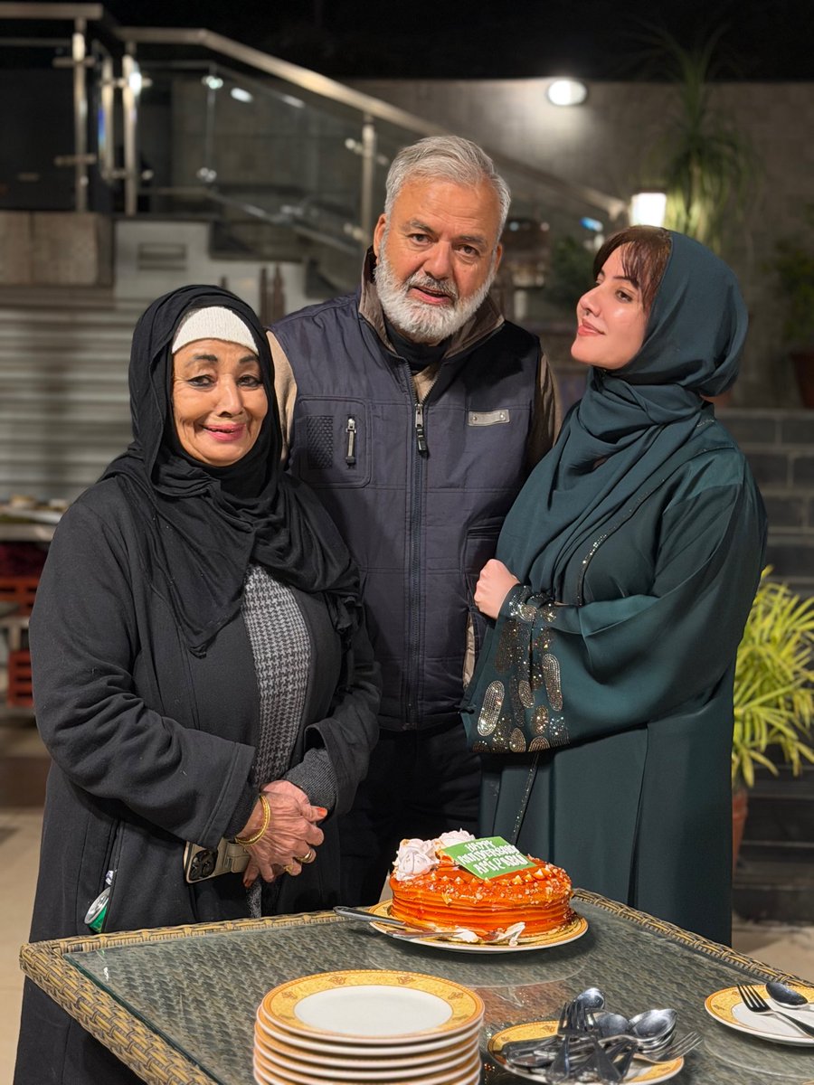 Rabipirzada's tweet photo. Maa baap ka pyar woh ne'mat hai jiska koi badal nahi.
#MaaBaap #ParentsLove #RespectParents #Dua #UrduCaption #Family #Blessings https://t.co/5jZXSQ6ZT8
