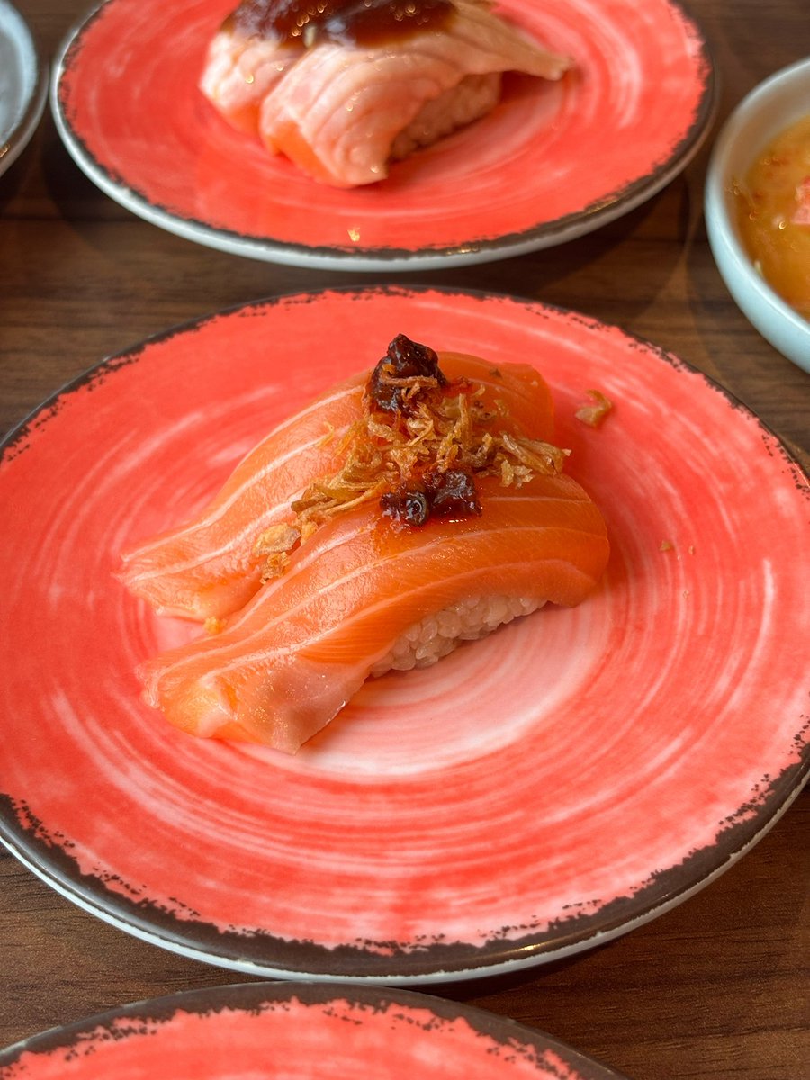 ReviewAroii's tweet photo. คุ้มมากก กินบุฟเฟต์ชาบู แถมซูชิไม่อั้น ไม่ต้องนับจาน! 🍣🥩 แล้วร้านอยู่ติด BTS สยาม มี 4 ราคาให้เลือก 👇

• ฿399++ (Net 470.-)
• ฿499++ (Net 587.-)
• ฿699++ (Net 823.-)
• ฿899++ (Net 1,058.-) https://t.co/ire8pCkHHl