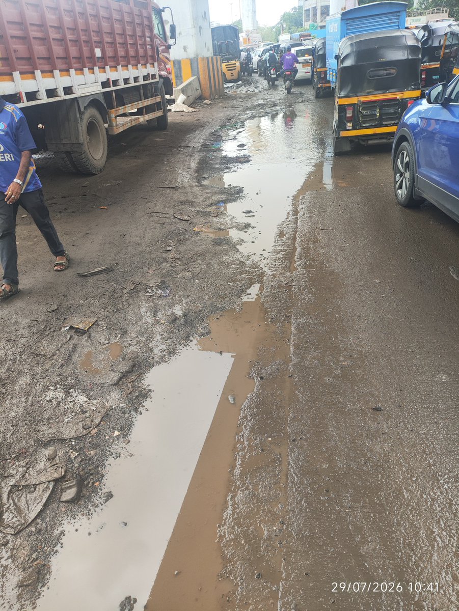 hcbkhan's tweet photo. No way for pedestrian to walk near BKC, towards Telephone Exchange Square from SCLR.

@mybmc https://t.co/ci9Z2zN99H